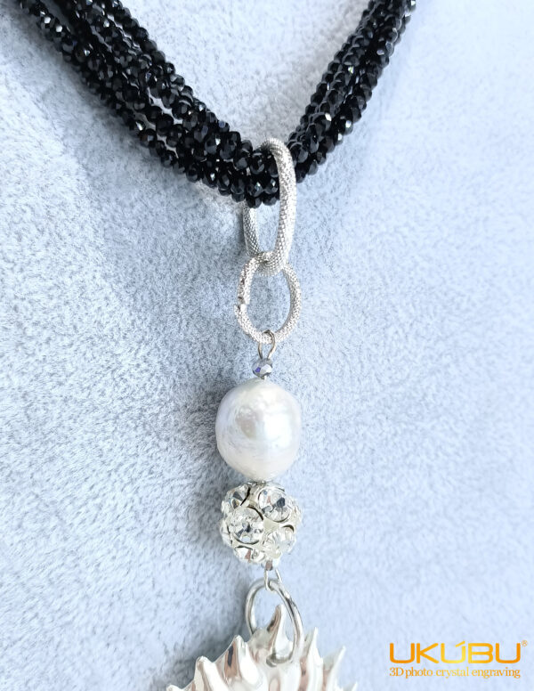 Collana Lunga con fili di perline in vetro colore nero e Medaglione Cuore con frange nere