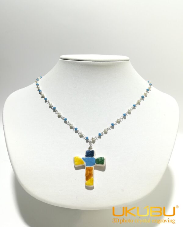 ECCcruz2 60d5e0e5c2dc8b2430693099 - Collana con croce multicolor in ceramica dipinta a mano e Crystal azzurro e perle