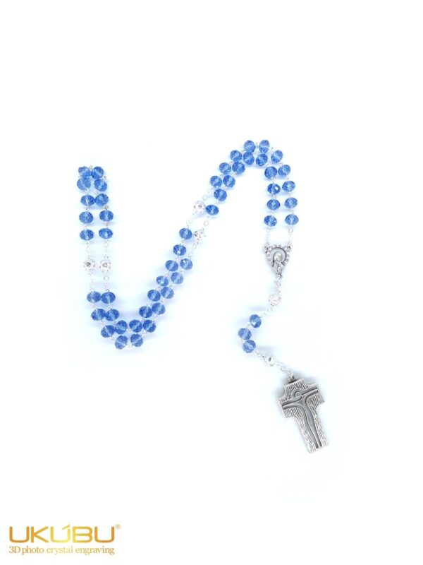 TF00423 61e1611cc2dc8e603e8f064b - Rosario con grani in cristallo sfaccettato colore blu serenity 8mm e croce stilizzata