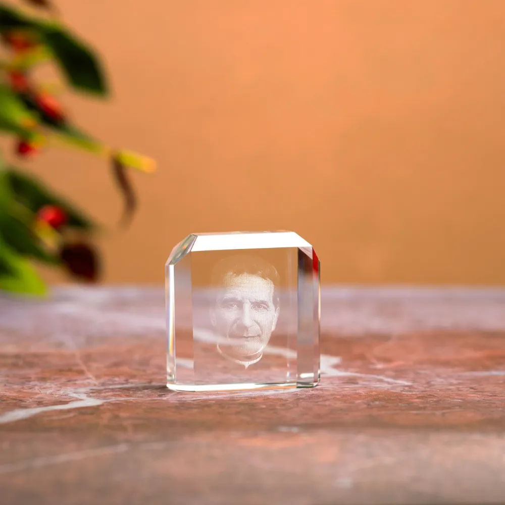 Gingko Luce Notturna In Cristallo Ambra Con Incisione Laser 3D – Base In Noce, Luci LED Touch Con 4 Luminosità, Ricarica USB-C, Regalo Elegante