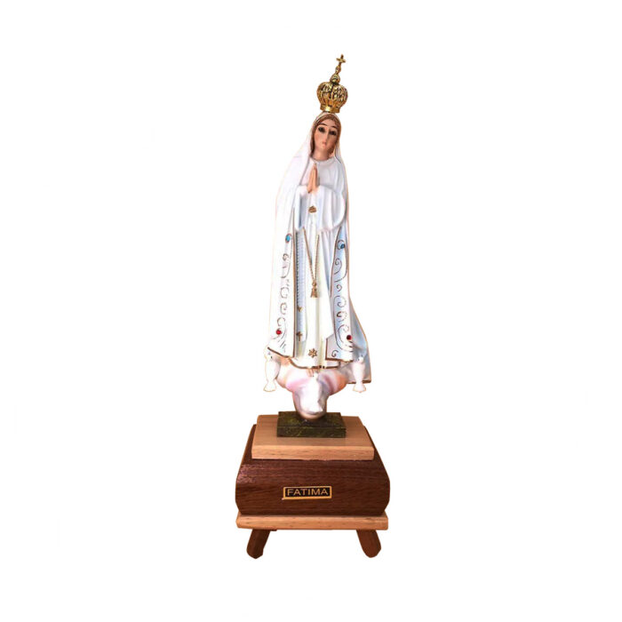 Statua Madonna di Fatima in polistirolo riciclato con motivi decorati color oro e strass colorati completa di corona Occhi di cristallo Dimensioni: 26 cm Pittura classica interamente dipinta a mano Corona removibile