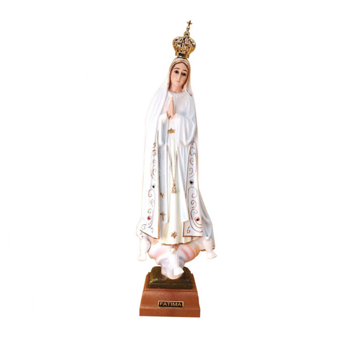 Statua Madonna di Fatima in polistirolo riciclato con motivi decorati color oro e strass colorati completa di corona Occhi di cristallo Dimensioni: 28 cm Pittura classica interamente dipinta a mano Corona removibile